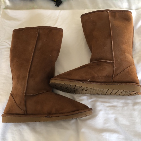 Sheepdawgs 13” microfiber chestnut color boot.    Size 9/40 Nice deep tan color. - Picture 2 of 14